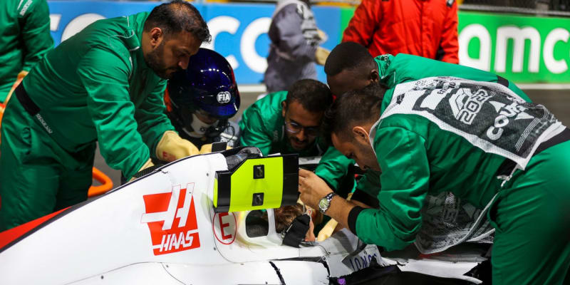 Mick Schumacher měl v kvalifikaci na Velkou cenu Saúdské Arábie vozů formule 1 těžkou nehodu a byl převezen do zdravotnického centra.
