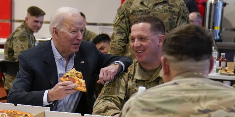 Americký prezident Joe Biden navštívil i vojáky v Polsku.