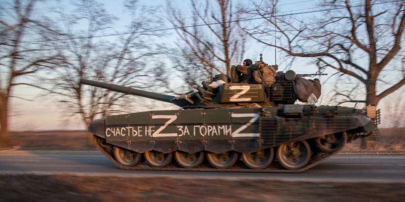 Rusky tank T-72 u Mariupolu (23. brezna 2022)