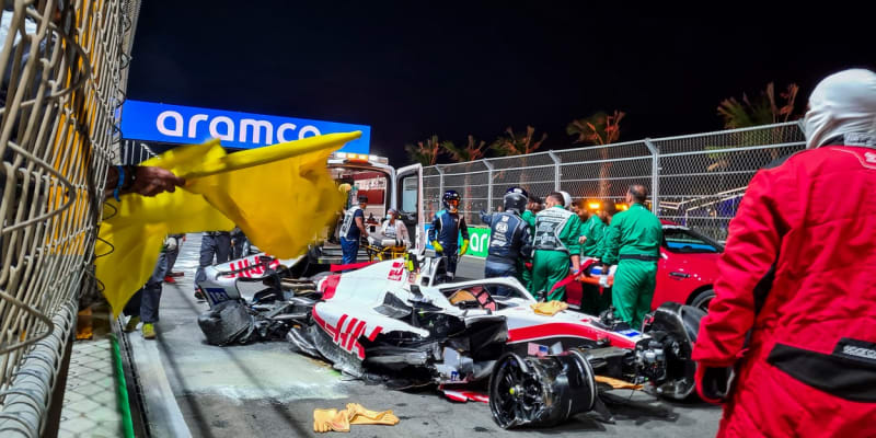 Mick Schumacher měl v kvalifikaci na Velkou cenu Saúdské Arábie vozů formule 1 těžkou nehodu a byl převezen do zdravotnického centra.