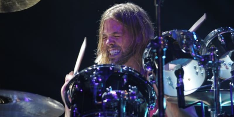Zemřel dlouholetý bubeník Foo Fighters Taylor Hawkins. Hudebník byl nalezen mrtvý v hotelu v kolumbijské Bogotě, kde měla skupina vystoupit na festivalu