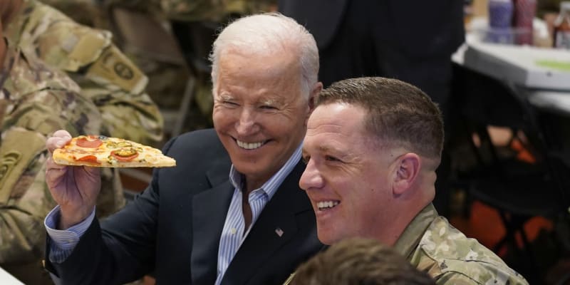Americký prezident Joe Biden navštívil i vojáky v Polsku.