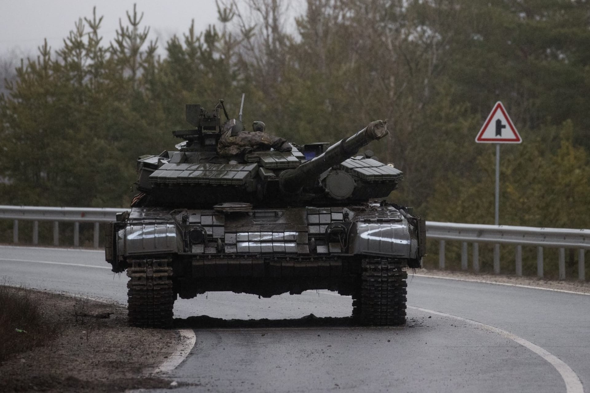 Ruský voják se vzdal ukrajincům a předal jim svůj tank.