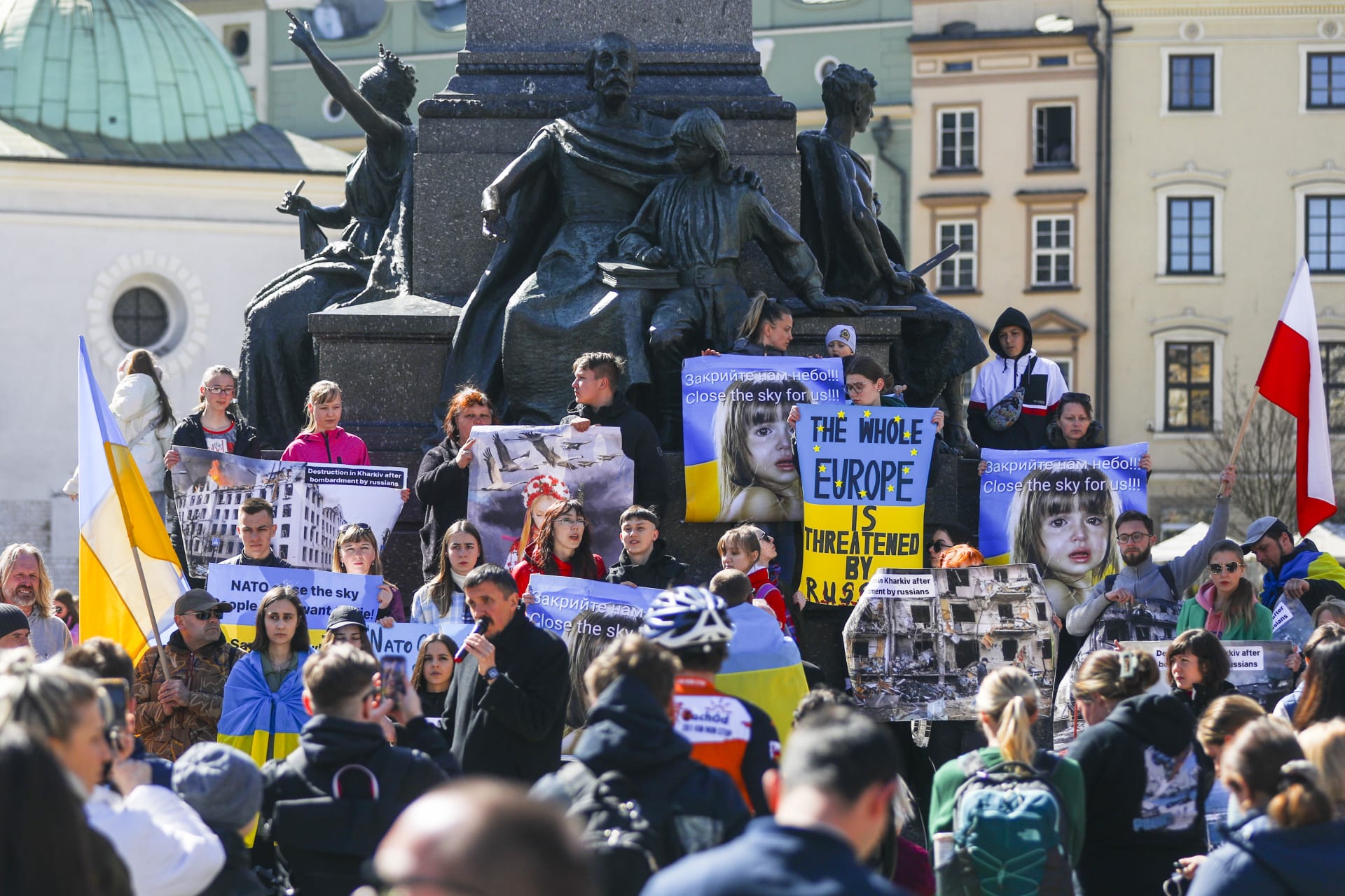 Proti ruské invazi protestovali lidé ve Varšavě. 
