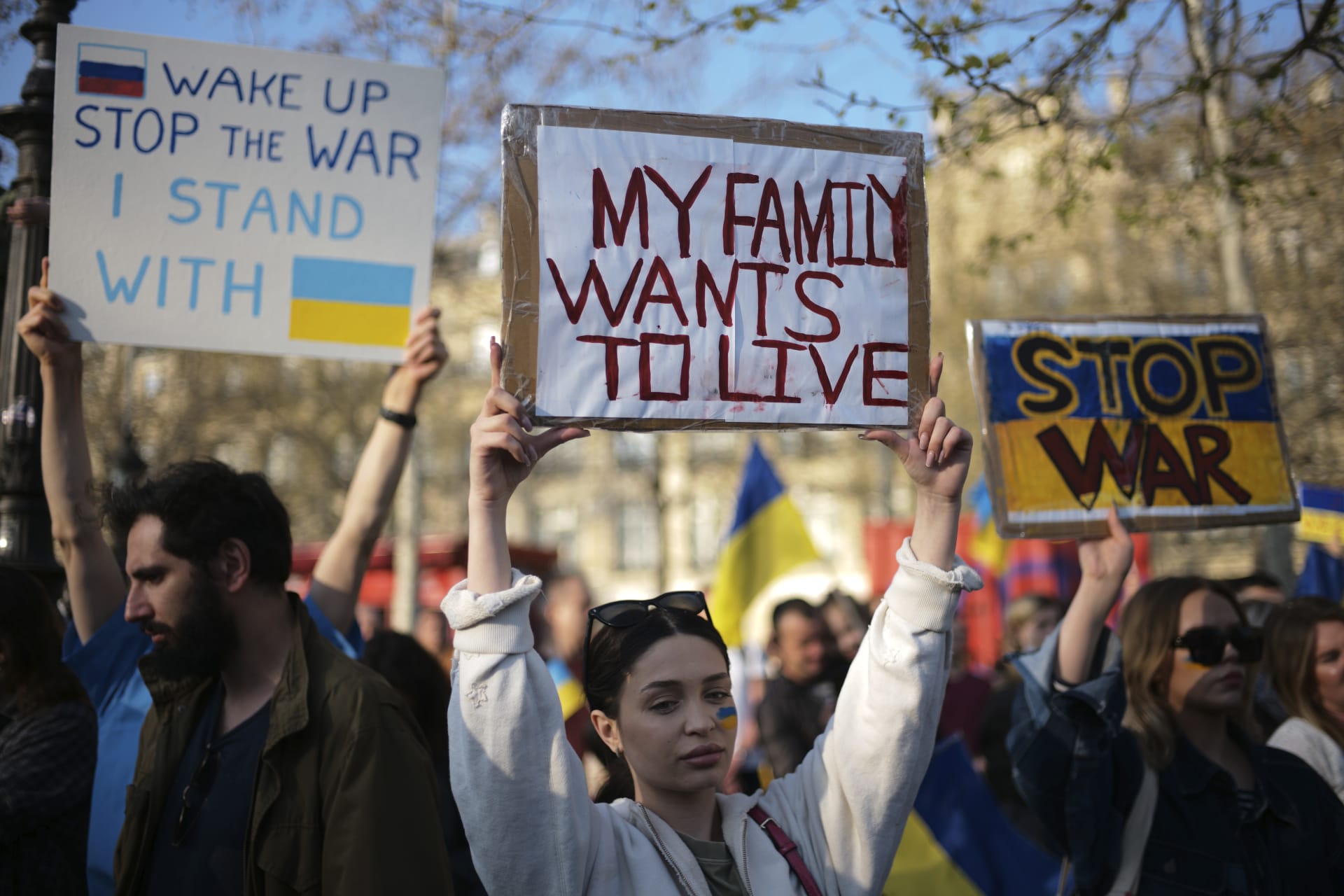 Na podporu Ukrajiny vyšli lidé do ulic také v Paříži. 