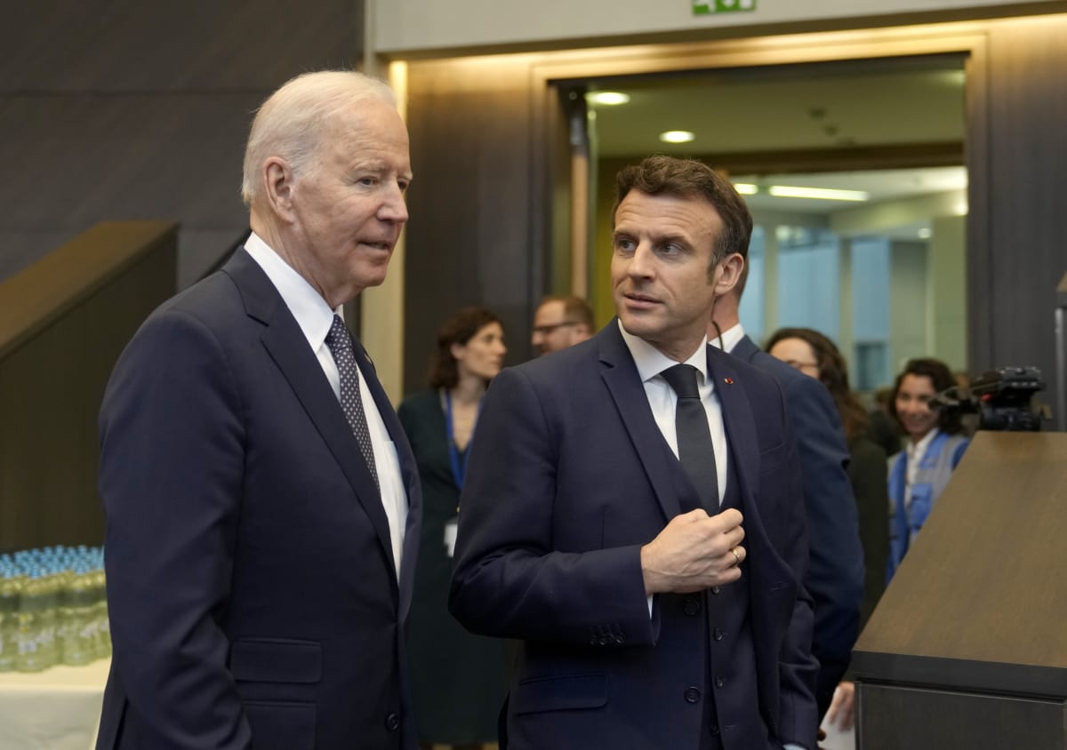 Americký prezident Joe Biden (vlevo) s francouzským prezidentem Emmanuelem Macronem.
