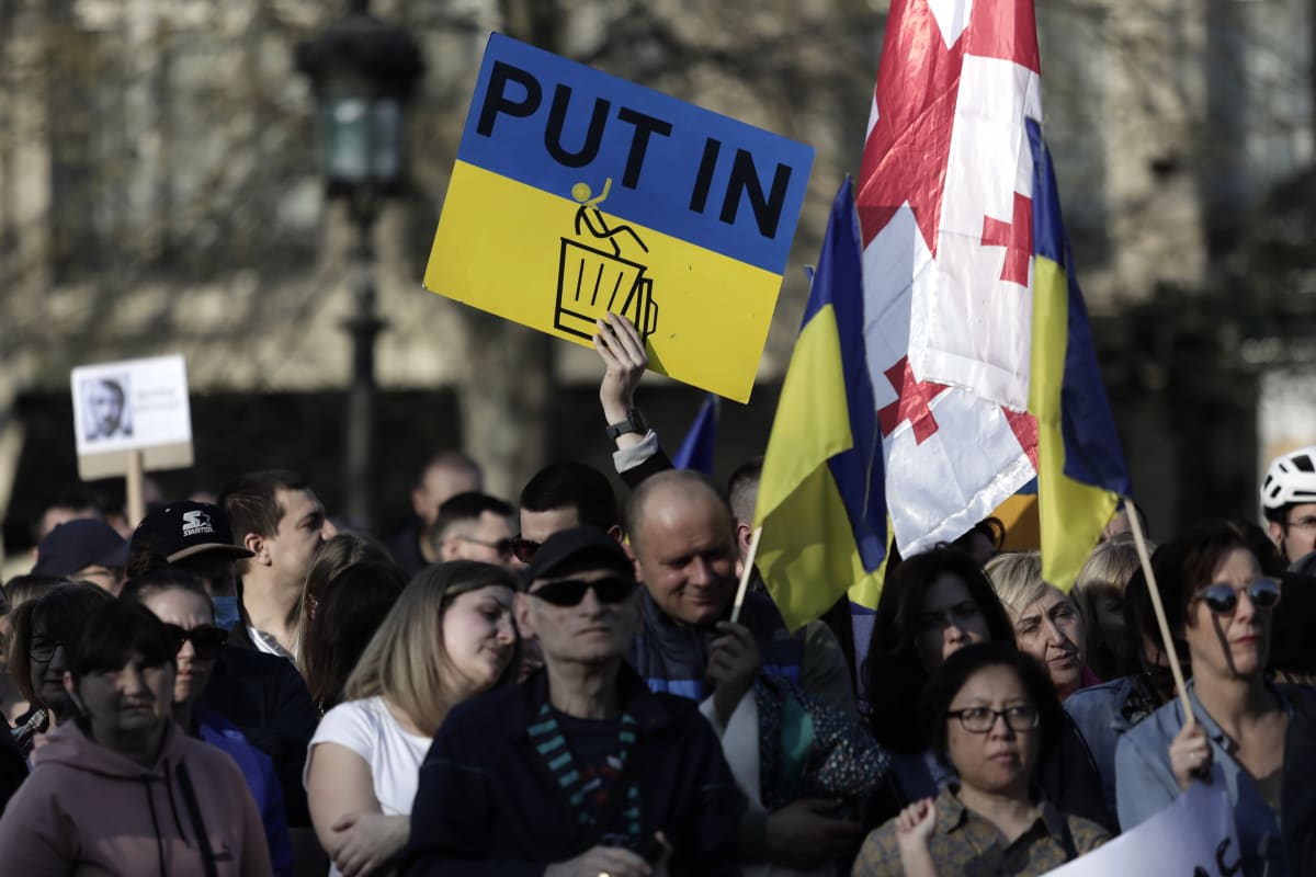Na podporu Ukrajiny vyšli lidé do ulic také v Paříži. 