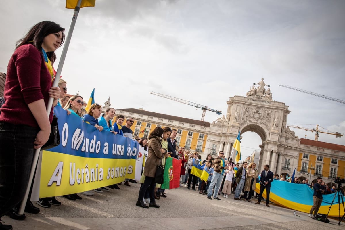 Lidé vyšli podpořit Ukrajinu i v Lisabonu. 