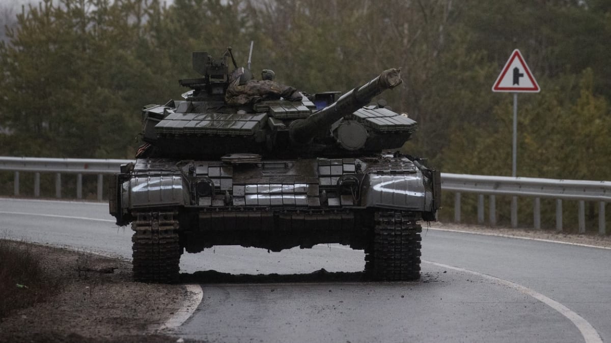 Ruský voják se vzdal ukrajincům a předal jim svůj tank