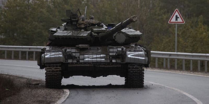 Ruský voják se vzdal ukrajincům a předal jim svůj tank.