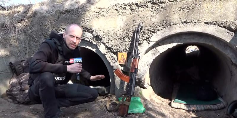 Ukrajinští vojáci si vybudovali provizorní kryty