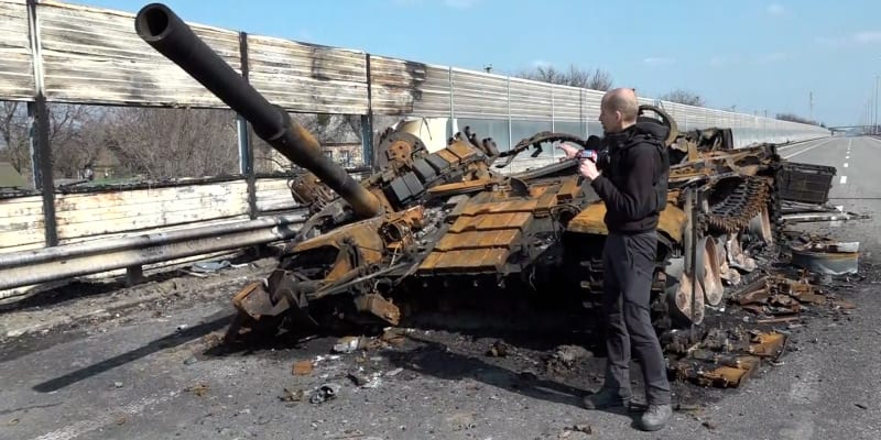 Reportér Matyáš Zrno u zdemolovaného tanku