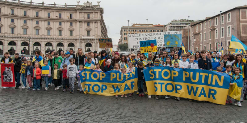 Demonstrace proti ruské invazi na Ukrajinu v Římě