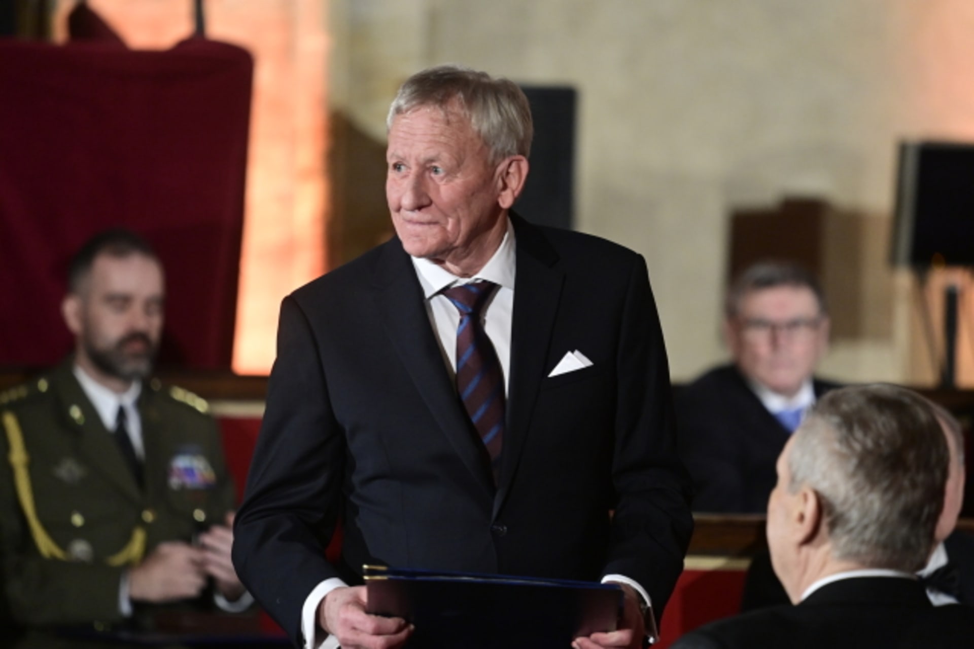 Prezident Miloš Zeman na začátku března předal Jaroslavu Faltovi medaili Za zásluhy I. stupně.