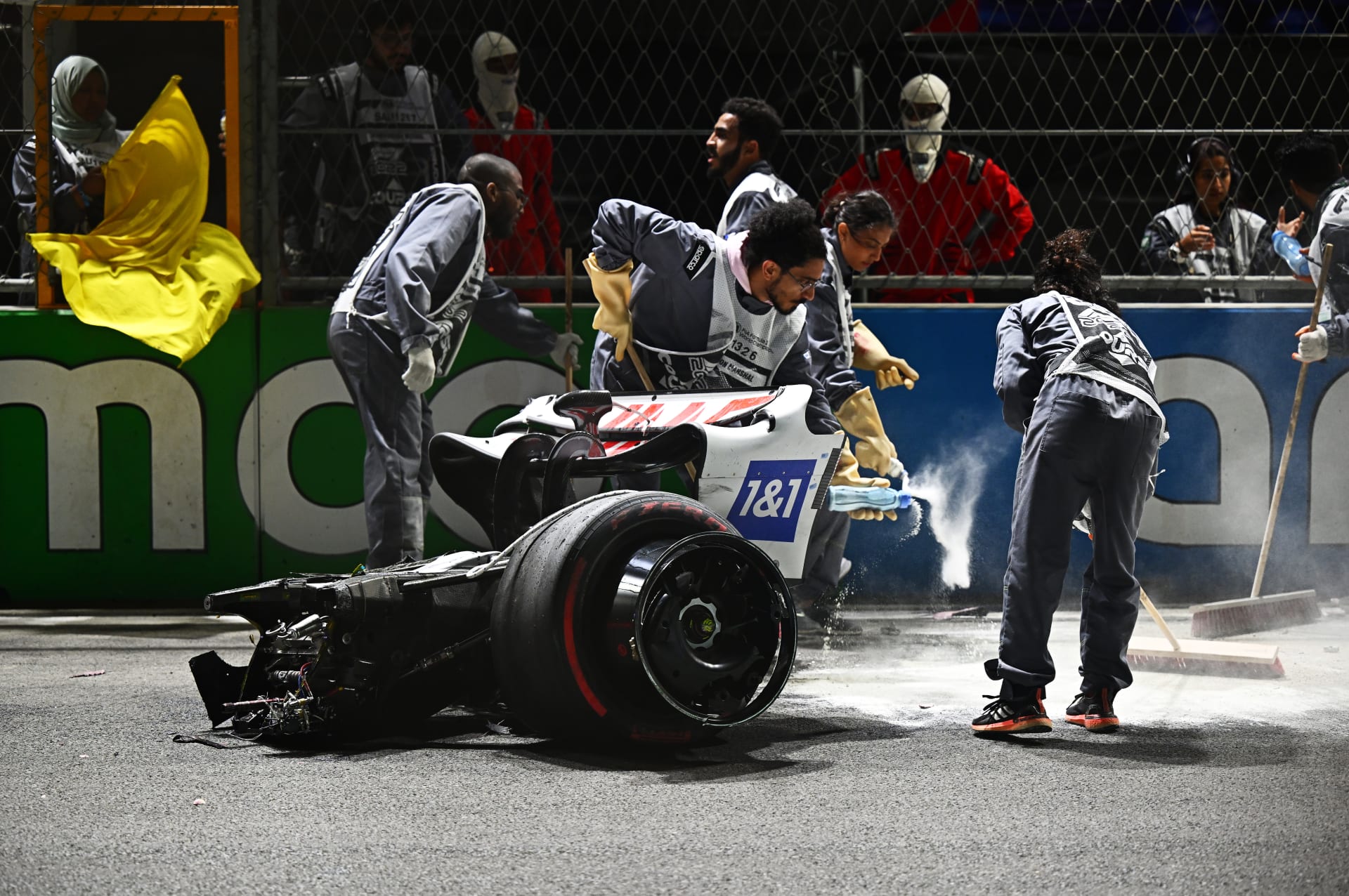 Odpadlá zadní část vozu Haas demonstruje, jak tvrdý náraz potkal Micka Schumachera.