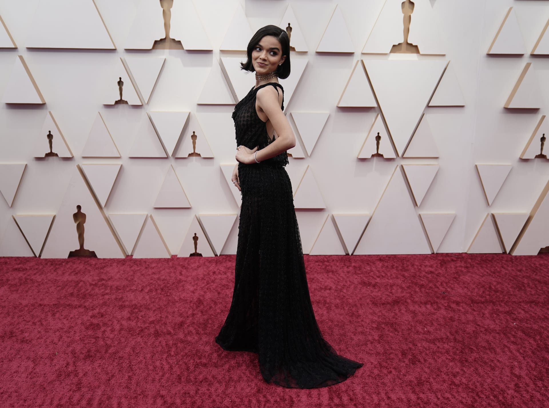 Herečka a youtuberka Rachel Zeglerová na předávání filmových cen Oscar na sebe oblékla černé šaty s flitrovými detaily od značky Dior. Jako doplňěk zvolila zlatý náhrdelník.  