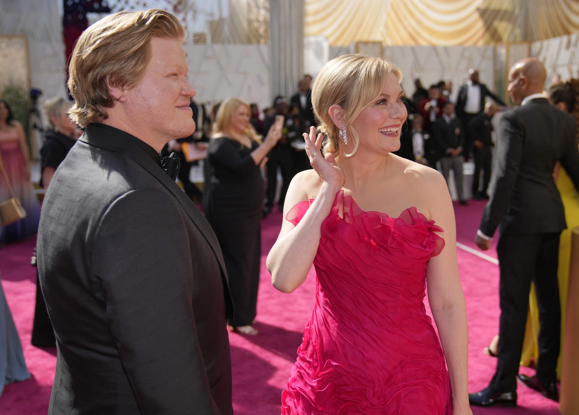 Americká herečka Kristen Dunstová, která je známá především díky roli Mary Jane v trilogii o Spider-Manovi, se na Oscarech předvedla v jasně růžové róbě. Na červeném koberci se ukázala po boku herce a partnera Jesse Plemonse.