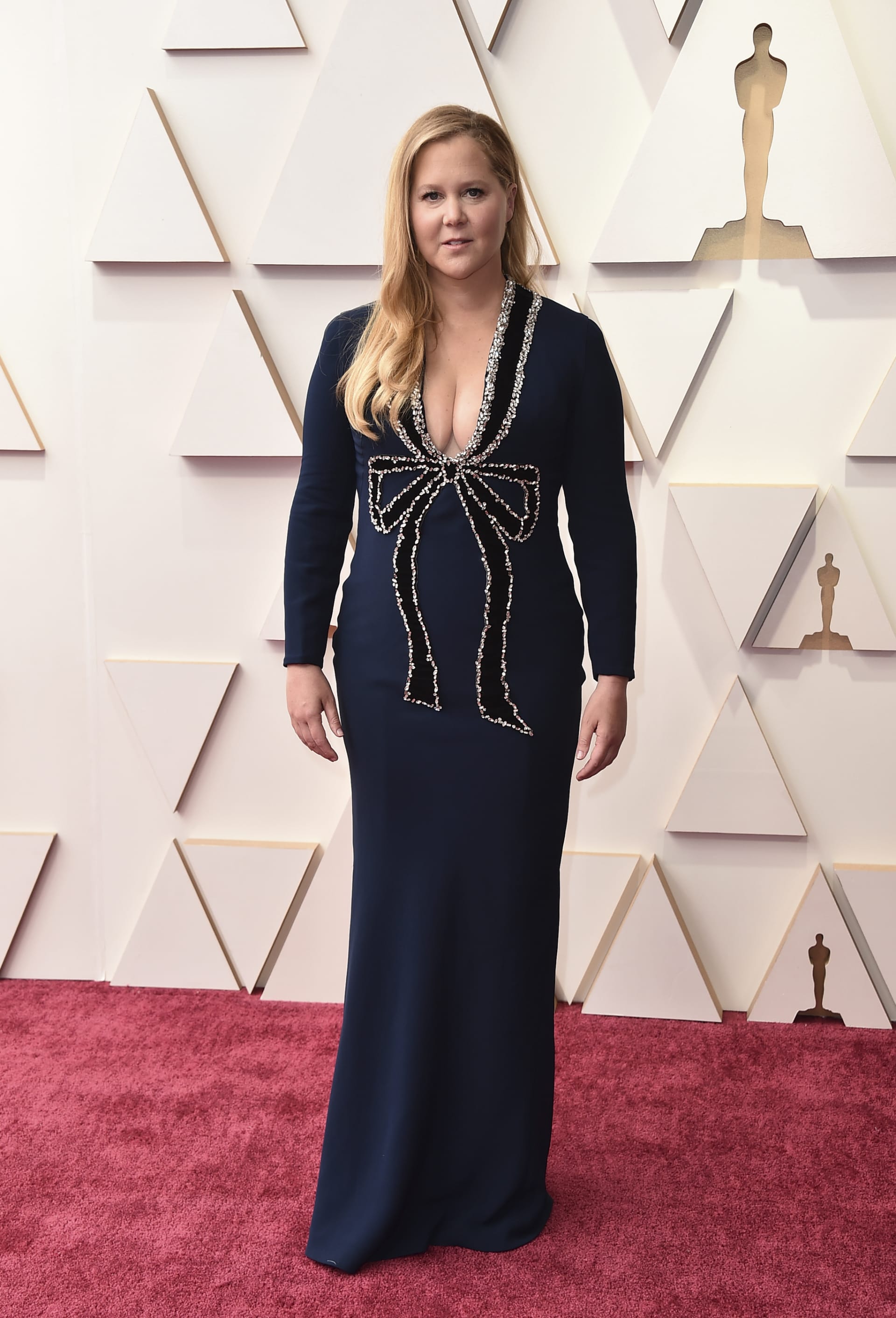 Čtyřicetiletá bavička Amy Schumerová spolu s herečkami Wandou Sykesovou a Reginou Hallovou moderovala letošní předávání Oscarů.