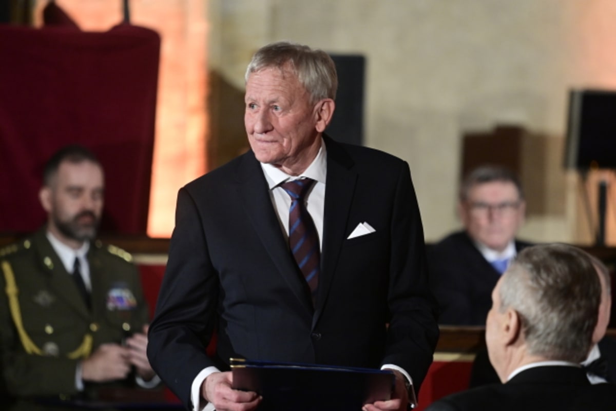Prezident Miloš Zeman na začátku března předal Jaroslavu Faltovi medaili Za zásluhy I. stupně.