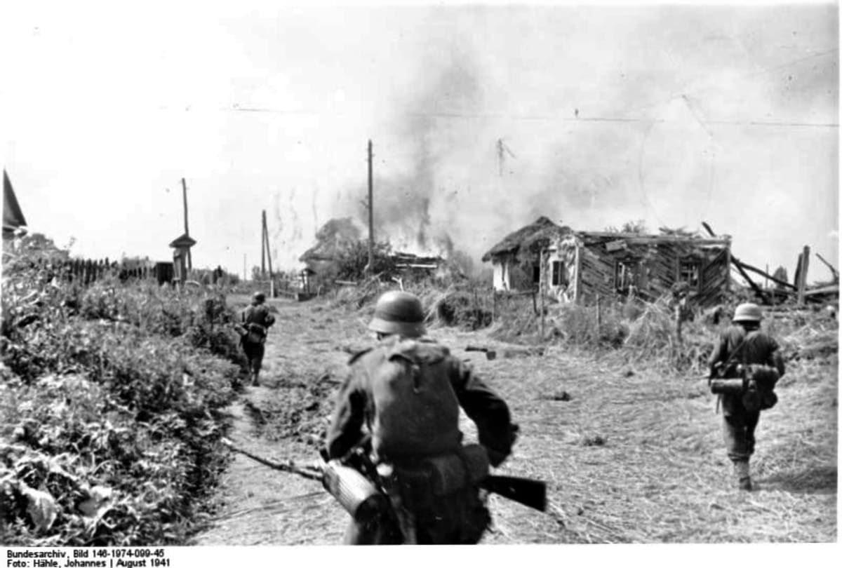 Německá armáda dobývá sovětskou Ukrajinu v srpnu 1941. Snímek vytvoříl válečný fotograf Johannes Hähle, jenž zemřel během vylodění spojenců v roce 1944 v Normandii. Snímky uchovává Spolkový archiv.