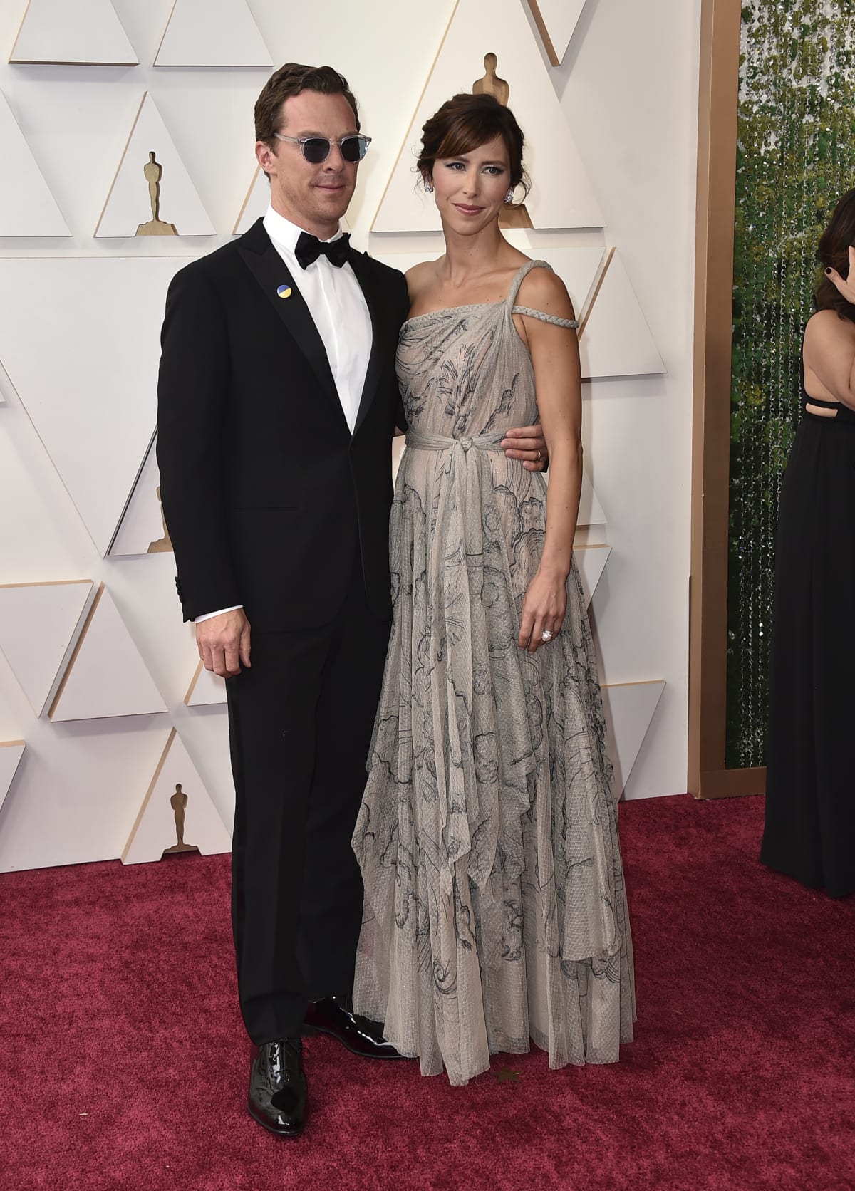 Na předávání prestižních cen dorazil také herec Benedict Cumberbatch s manželkou Sophii Hunterovou. Na klopě saka měl připevněný odznáček s ukrajinskou vlajkou. Vyjádřil tím podporu Ukrajině.  
