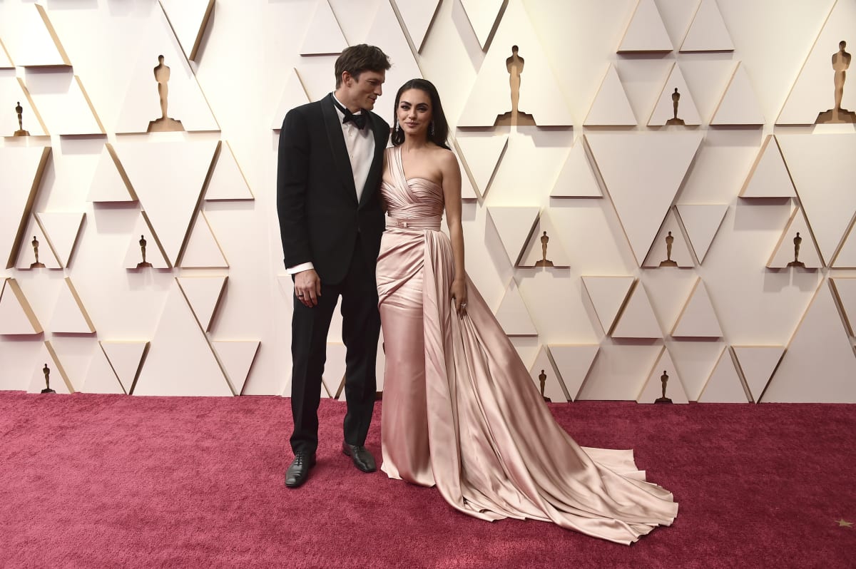 Na předávání Oscarů dorazil také hollywoodský pár Mila Kunisová s manželem Ashtonem Kutcherem. Hvězda s ukrajinskými kořeny zvolila šaty v pudrově růžové barvě od libanonského návrháře Zuhaira Murada. 