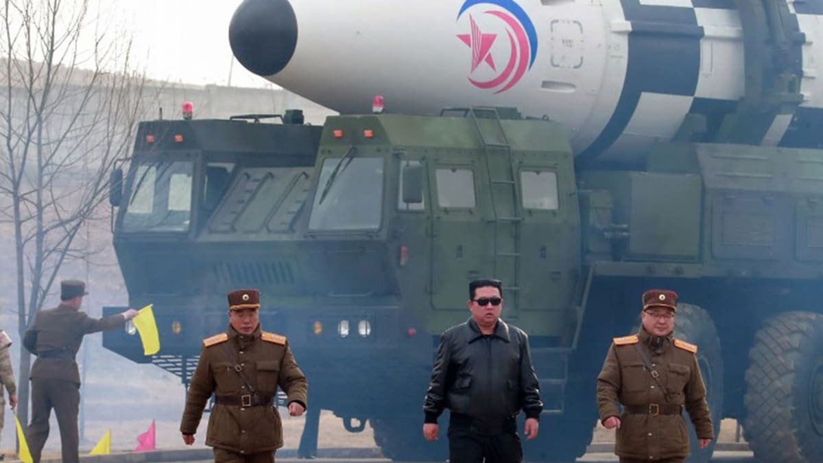 Kim Čong-un v propagandistickém dohlíží na test balistiké rakety