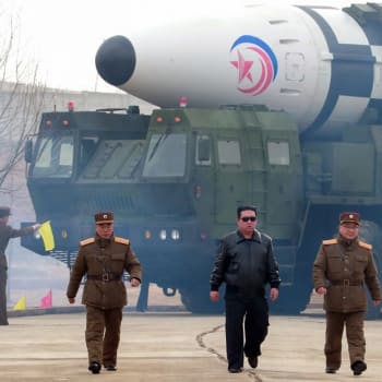 Kim Čong-un v propagandistickém dohlíží na test balistiké rakety