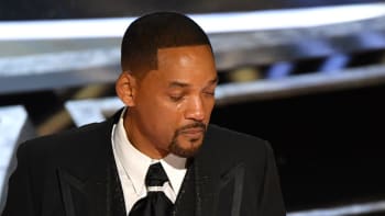 Will Smith vlepil na Oscarech facku komikovi. Bránil čest své nemocné ženy