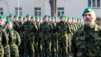 Čeští vojáci půjdou na Ukrajinu, bojí se Mach. Evidence není zákeřná, hájí odvody Dvořák