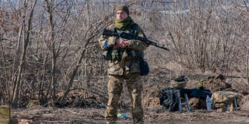 Ukrajinští vojáci měli střílet ruské zajatce do nohou. Kyjev podezřelé video prověří