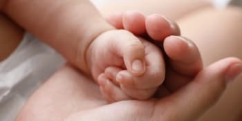 Podezřelé úmrtí novorozeného miminka na Příbramsku. Okolnosti vyšetřuje policie