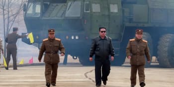 Kim Čong-un jako akční hrdina. V propagandistickém klipu dohlíží na test balistické rakety