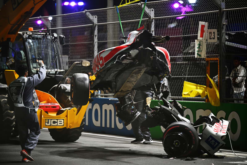 Zničený vůz Micka Schumachera po nehodě v Džiddě
