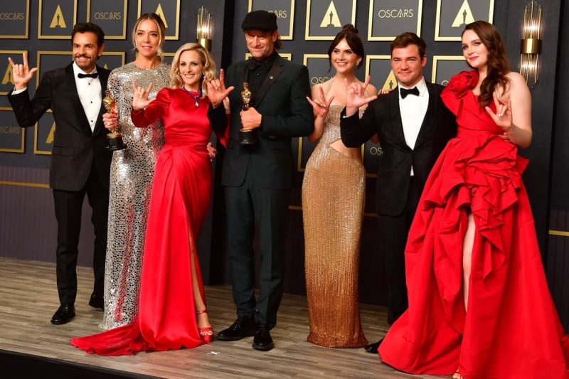 Tvůrci, kteří se podíleli na snímku V rytmu srdce, na předávání Oscarů. Drama zvítězilo v kategorii Nejlepší film.