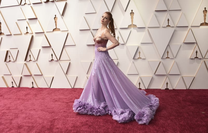 Oscarová herečka Jessica Chastainová ukázala krásné levandulové šaty od značky Gucci, které byly osázené zlatými flitry. 