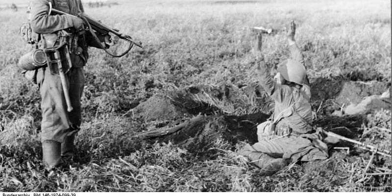 Ukrajinský Charkov po dobytí německou armádou na podzim 1941. Fotografii pořídil válečný fotograf Johannes Hähle, jenž zemřel během vylodění spojenců v roce 1944 v Normandii. Snímky uchovává Spolkový archiv.