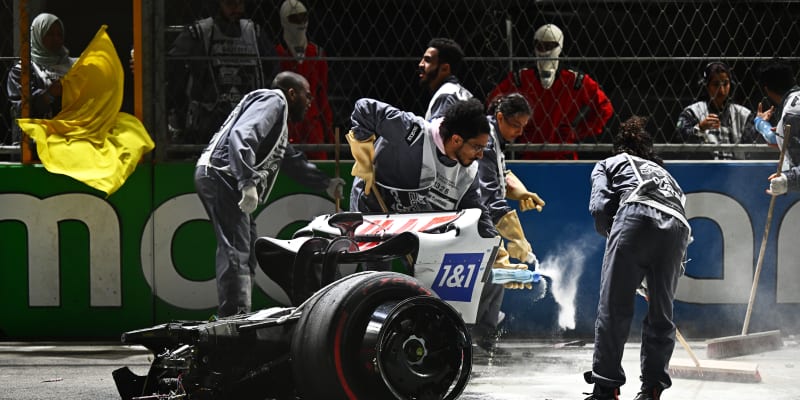 Odpadlá zadní část vozu Haas demonstruje, jak tvrdý náraz potkal Micka Schumachera.