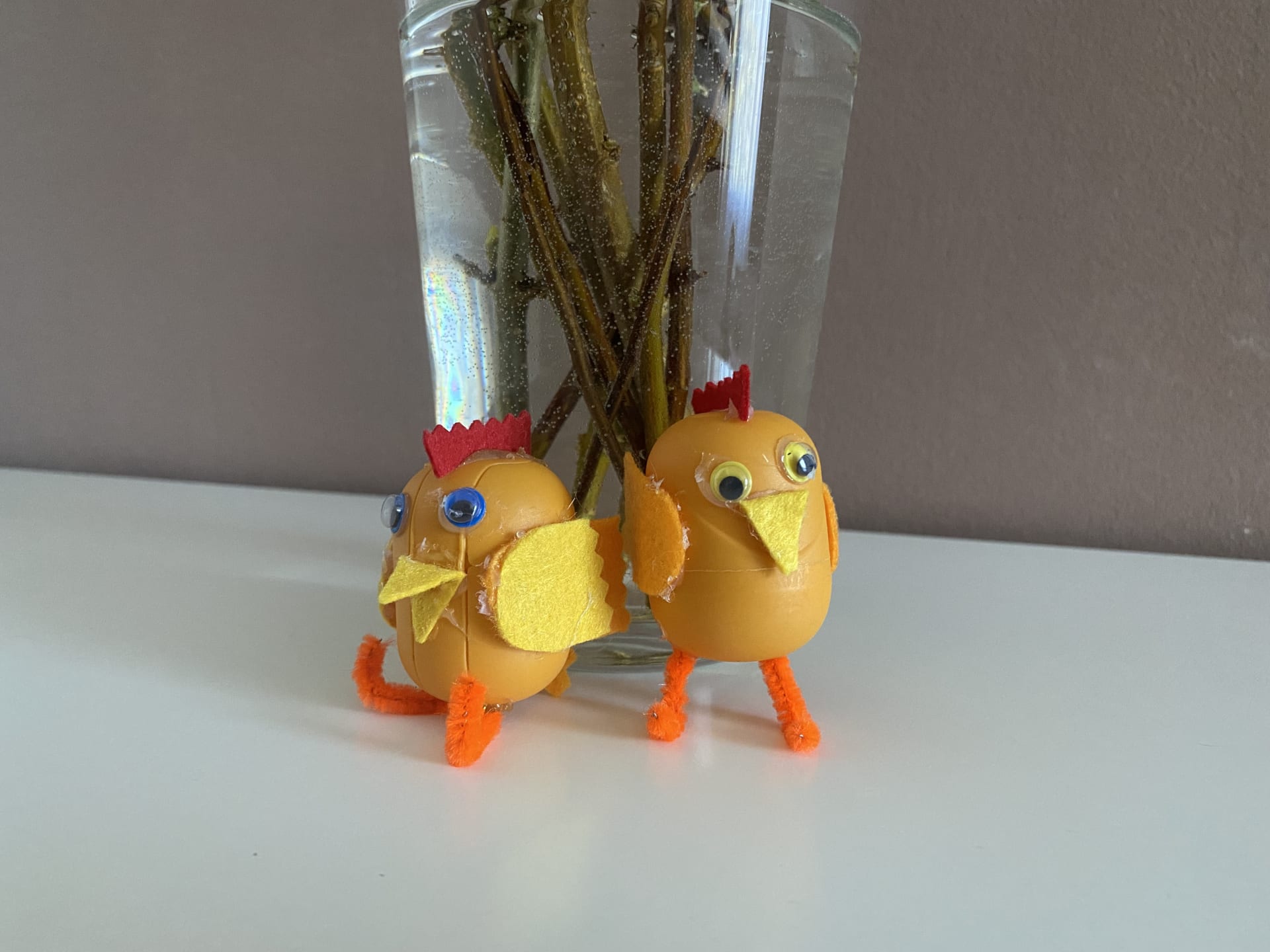 Velikonoční dekorace - vyrábění kuřátka z kindervajíčka - hotová kuřátka