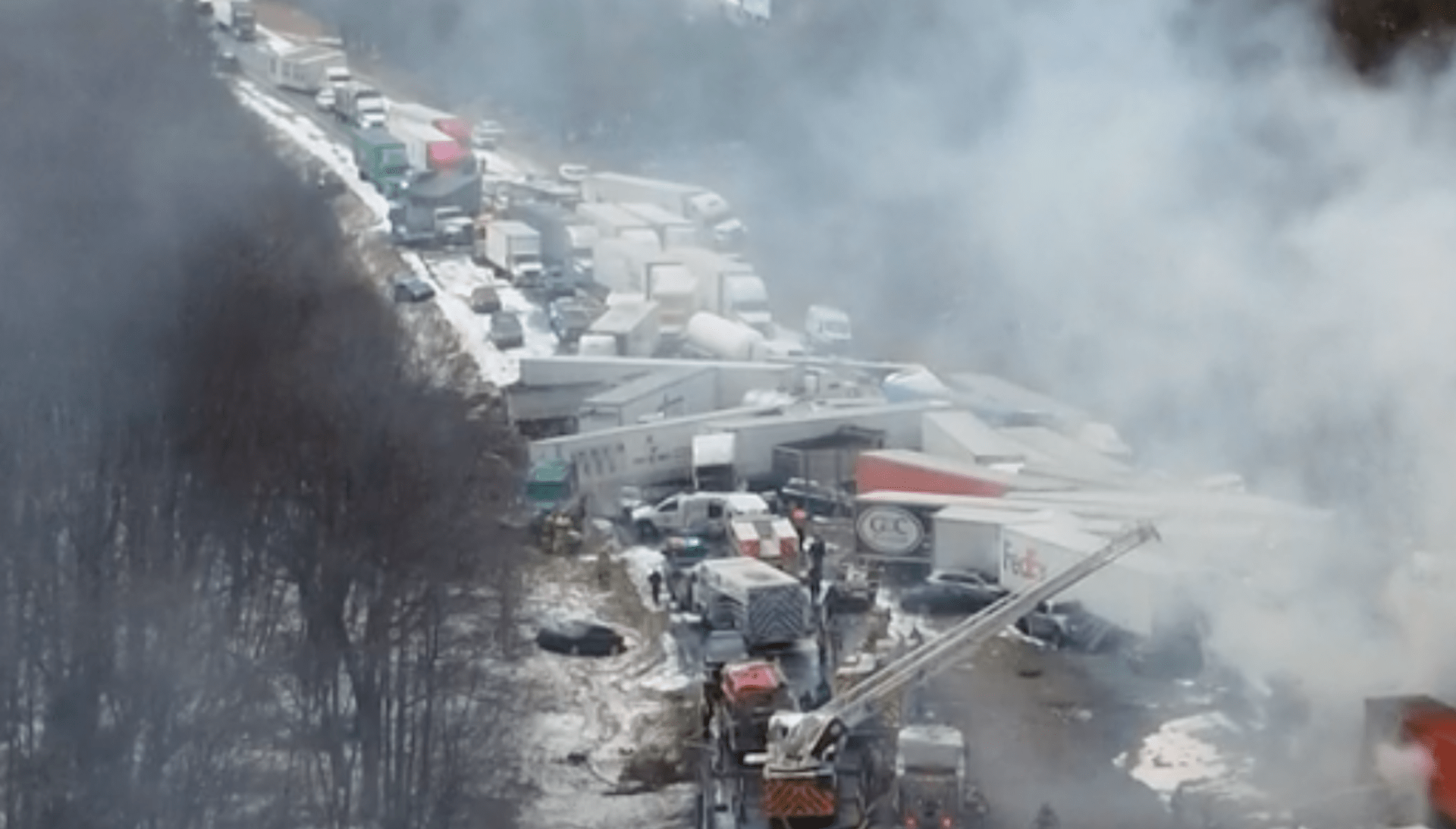 Desítky aut havarovaly ve sněhové bouři na dálnici v USA.