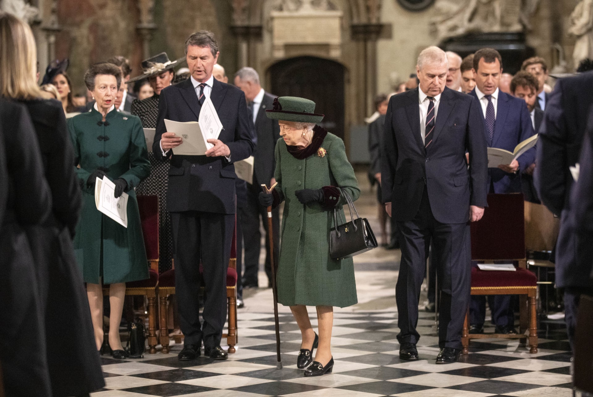 Britská královna Alžběta II. se poprvé po pěti měsících objevila na veřejnosti.
