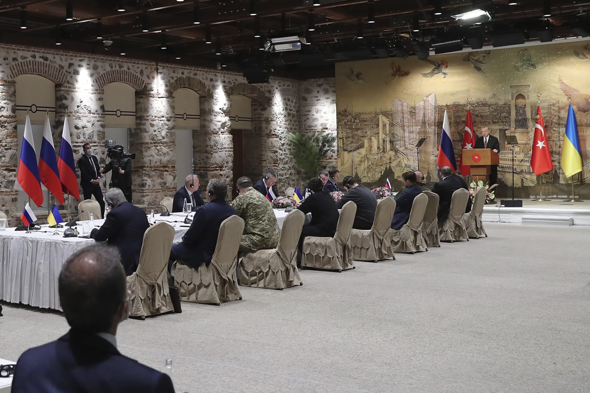 Turecký prezident Recep Erdogan přednáší projev na uvítanou ruské (vlevo) a ukrajinské delegaci před jejich jednáním v Istanbulu.