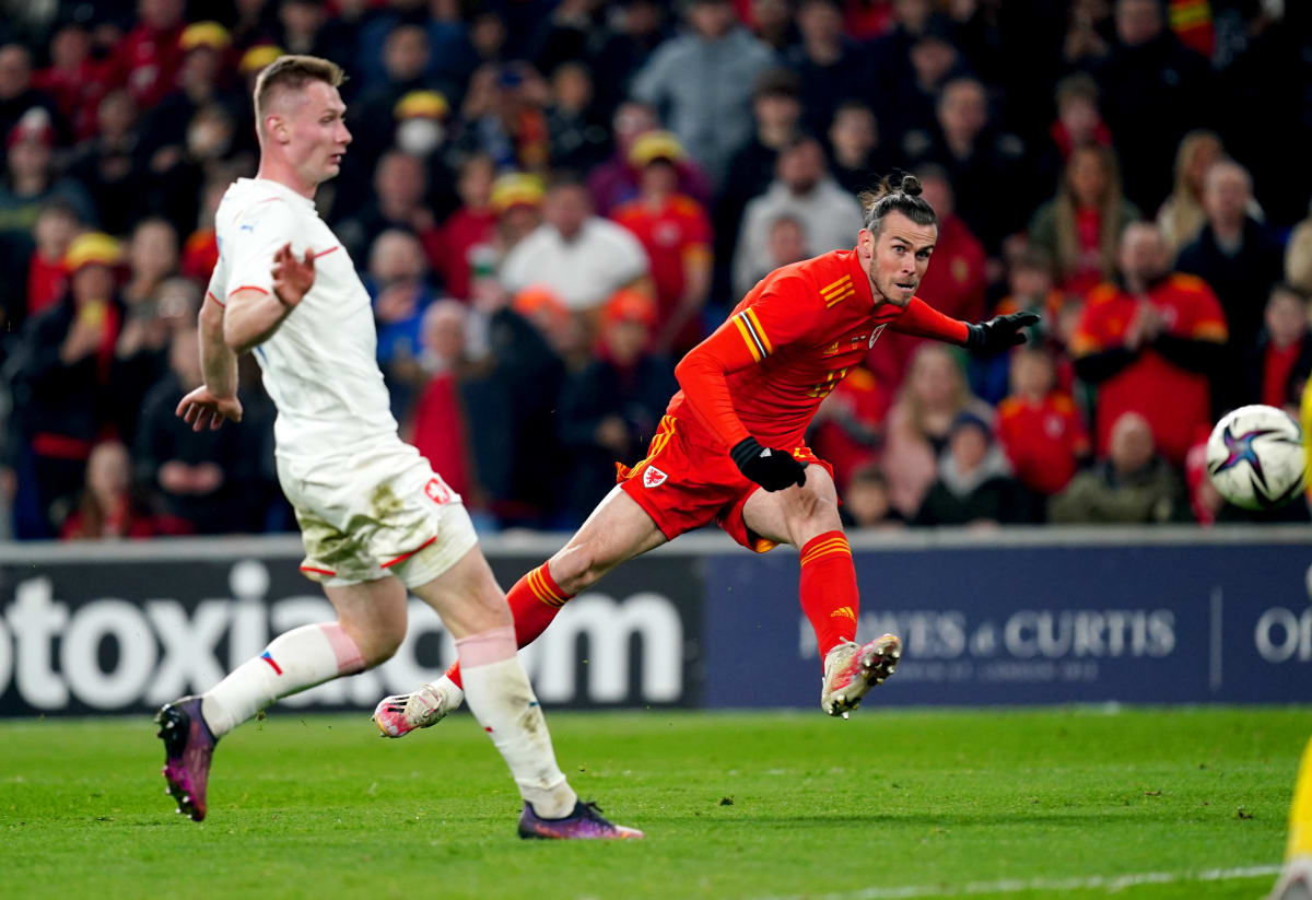 Gareth Bale střílí na branku v přátelském zápase proti Česku.