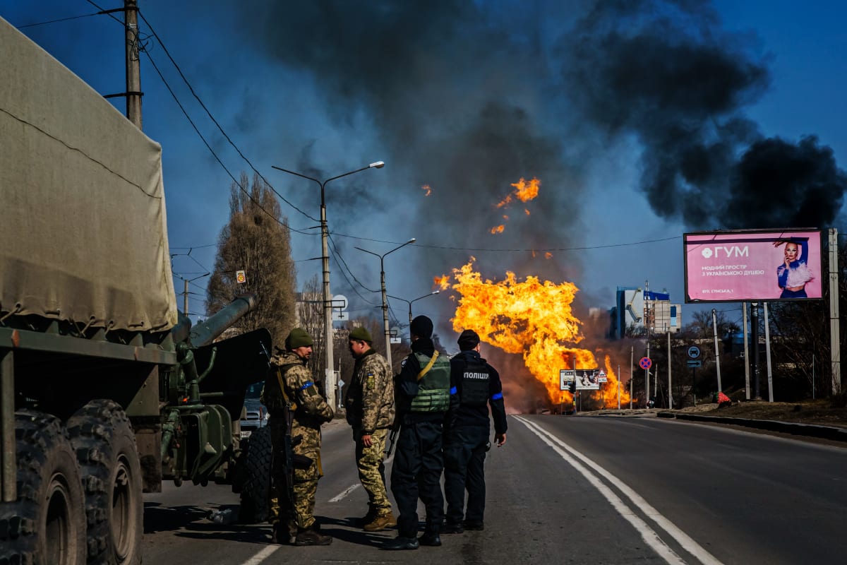 Ukrajinští policisté a vojáci stojí v pohotovosti s dělostřeleckou jednotkou. (25.3.2022)