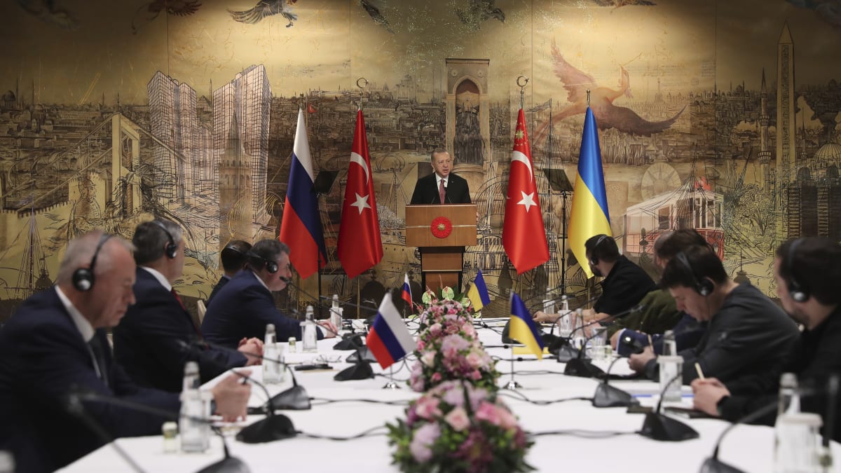 Turecký prezident Recep Erdogan přednáší projev na uvítanou ruské (vlevo) a ukrajinské delegaci před jejich jednáním v Istanbulu.