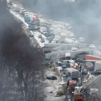 Desítky aut havarovaly ve sněhové bouři na dálnici v USA