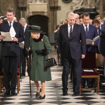 Britská královna Alžběta II. se poprvé po pěti měsících objevila na veřejnosti.