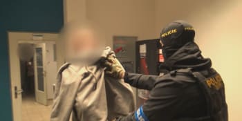S pistolí v ruce v Praze okradl seniora. Policie lupiče dopadla ve stanu u bezdomovců