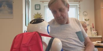 S péčí o seniory v Praze pomáhá robot. Tančí, vypráví vtipy a umí i změřit tlak