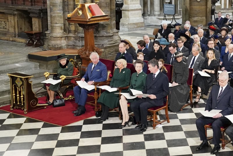 Mše se zúčastnili také další členové královské rodiny, včetně prince Williama a jeho manželky Kate, zahraniční králové a královny, přátelé zesnulého vévody či politici, včetně premiéra Borise Johnsona. 